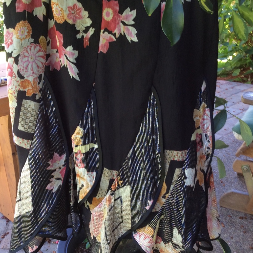 Kay Unger NY skirt black floral silver streak lay
